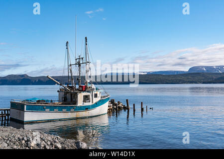 La pesca a strascico ancorata al punto Woody villaggio di pescatori in Gros Morne, Terranova, Canada Foto Stock