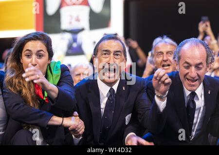 (190630) -- Pechino, 30 giugno 2019 (Xinhua) -- il Sindaco di Milano Giuseppe Sala (C) e i membri della delegazione Milan-Cortina celebrare dopo la città ha vinto la gara per ospitare i 2026 Giochi Olimpici Invernali durante la 134a sessione del Comitato Internazionale Olimpico a Losanna, Svizzera, 24 giugno 2019. (Xinhua/piscina/Xu Jinquan) Foto Stock