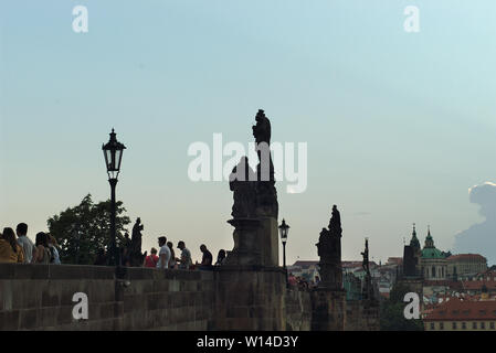 Vista verso nord del Ponte Carlo e Mala Strana con la cupola della chiesa di San Nicola in background presi durante il tramonto a Praga, Repubblica Ceca Foto Stock