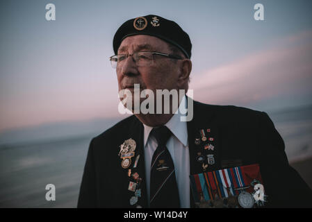 (190630) -- Pechino, 30 giugno 2019 (Xinhua) -- un veterano partecipa a un evento per contrassegnare il settantacinquesimo anniversario della D-giorno dello sbarco in Normandia, Francia, giugno 4, 2019. (Xinhua/Chen Yin) Foto Stock