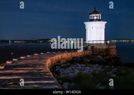 Bug storico luce lungo il molo di notte a Portland, Maine Foto Stock