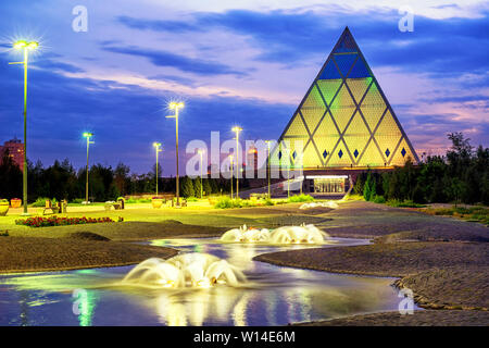 Ad Astana, Kazakistan, la piramide di pace e di accordo o il Palazzo della pace e della riconciliazione centro culturale Foto Stock