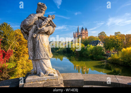 Limburg an der Lahn town, Hesse, in Germania, in vista della cattedrale cattolica di San Giovanni di Nepomuk statua sulla vecchia medievale Ponte Lahn Foto Stock