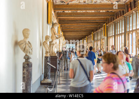 Firenze, Italia - 25 Settembre 2016: turisti nel corridoio della Galleria degli Uffizi, uno dei più antichi e famosi musei d'arte d'Europa. Foto Stock