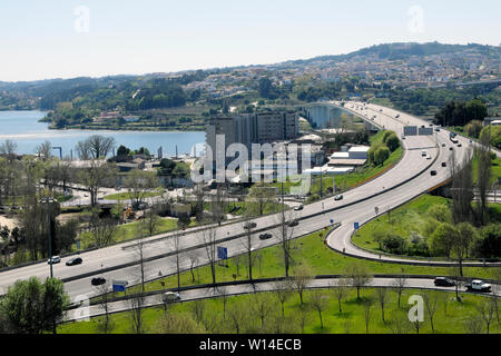 Vista di automobili e il traffico sulla autostrada A20 attraversando il ponte sul fiume Douro da Tv Pinheiro de Campanha Porto Portogallo Europa KATHY DEWITT Foto Stock