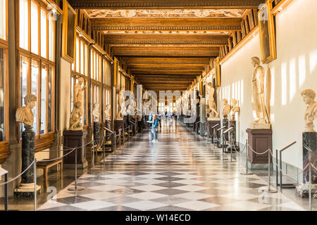 Firenze, Italia - 25 Settembre 2016: turisti nel corridoio della Galleria degli Uffizi, uno dei più antichi e famosi musei d'arte d'Europa. Foto Stock