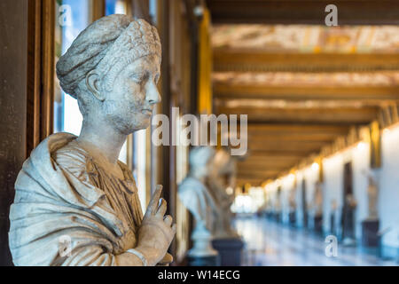 Firenze, Italia - 25 Settembre 2016: Statua nel corridoio della Galleria degli Uffizi, uno dei più antichi e famosi musei d'arte d'Europa. Foto Stock