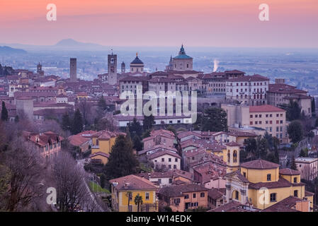 Bergamo città storica, Lombardia, Italia, vista aerea di torri e cupole della città vecchia Foto Stock