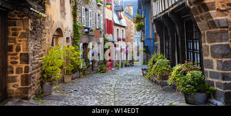 Dinan, tradizionali case colorate su una strada a ciottoli nel centro medievale, in Bretagna, Francia Foto Stock