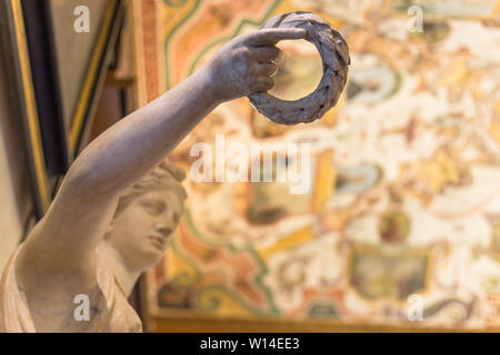 Firenze, Italia - 25 Settembre 2016: Statua nel corridoio della Galleria degli Uffizi, uno dei più antichi e famosi musei d'arte d'Europa. Foto Stock