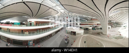 (190630) -- Pechino, 30 giugno 2019 (Xinhua) -- cucito panorama foto aerea adottate il 14 giugno 2019 mostra vista interna dell'edificio del terminal di recente costruzione Daxing Pechino aeroporto internazionale di Pechino Capitale della Cina. 30 giugno segna la fine del nuovo aeroporto di costruzione di infrastrutture e l'avvio della fase preparatoria del aeroporto di funzionamento. Il nuovo aeroporto è programmato per essere messo in funzione prima di settembre 30. (Xinhua/Cai Yang) Foto Stock