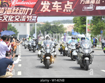 Putian, la Cina della provincia del Fujian. Il 30 giugno, 2019. Piloti fuori dal punto di inizio di un motociclo parata tenutasi a Putian, a sud-est della Cina di provincia del Fujian, 30 giugno 2019. Quasi 3 mila appassionati di moto provenienti da tutta la Cina hanno partecipato alla parata di moto, nel quadro del 1° Maritime Silk Road Power motociclo Festival della cultura che ha dato dei calci a fuori di sabato. Credito: canzone Weiwei/Xinhua/Alamy Live News Foto Stock