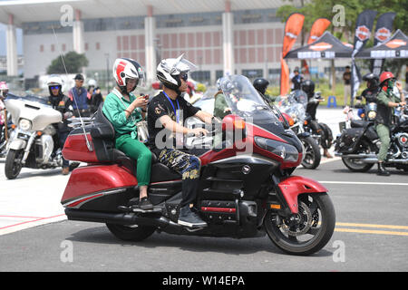 Putian, la Cina della provincia del Fujian. Il 30 giugno, 2019. Piloti fuori dal punto di inizio di un motociclo parata tenutasi a Putian, a sud-est della Cina di provincia del Fujian, 30 giugno 2019. Quasi 3 mila appassionati di moto provenienti da tutta la Cina hanno partecipato alla parata di moto, nel quadro del 1° Maritime Silk Road Power motociclo Festival della cultura che ha dato dei calci a fuori di sabato. Credito: canzone Weiwei/Xinhua/Alamy Live News Foto Stock