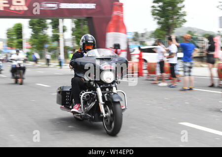 Putian, la Cina della provincia del Fujian. Il 30 giugno, 2019. Piloti fuori dal punto di inizio di un motociclo parata tenutasi a Putian, a sud-est della Cina di provincia del Fujian, 30 giugno 2019. Quasi 3 mila appassionati di moto provenienti da tutta la Cina hanno partecipato alla parata di moto, nel quadro del 1° Maritime Silk Road Power motociclo Festival della cultura che ha dato dei calci a fuori di sabato. Credito: canzone Weiwei/Xinhua/Alamy Live News Foto Stock