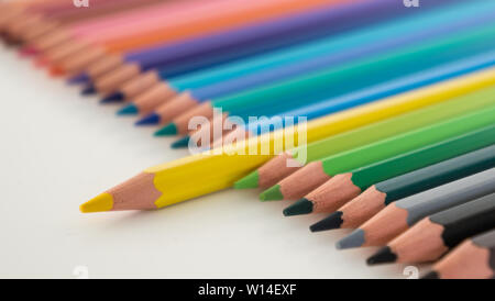 Primo piano di matite colorate allineate in una fila Foto Stock