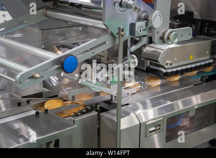 Pane e toast, bun avvolgimento di plastica macchina sulla linea di produzione di prodotti da forno Foto Stock