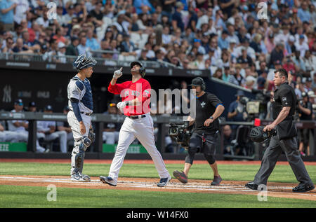 Lo stadio di Londra, Londra, Regno Unito. Il 30 giugno, 2019. Mitel &AMP; MLB presente Londra baseball di serie, Boston Red Sox contro New York Yankees; JD Martinez fuori campo lato destro del lettore sul campo dei Boston Red Sox in entrata alla piastra di casa e guardando il cielo dopo aver segnato un home run nel fondo del primo inning Credito: Azione Sport Plus/Alamy Live News Foto Stock