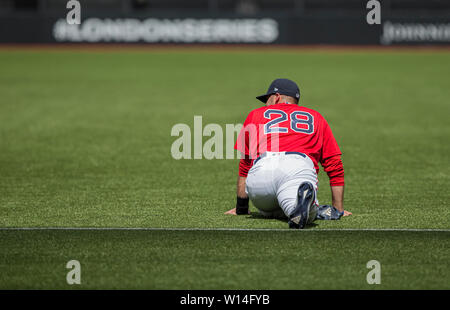 Lo stadio di Londra, Londra, Regno Unito. Il 30 giugno, 2019. Mitel &AMP; MLB presente Londra baseball di serie, Boston Red Sox contro New York Yankees; JD Martinez fuori campo lato destro del lettore sul campo dei Boston Red Sox stretching sul campo di gioco prima che il credito di gioco: Azione Plus sport/Alamy Live News Foto Stock