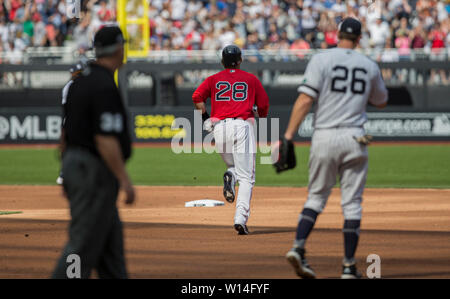 Lo stadio di Londra, Londra, Regno Unito. Il 30 giugno, 2019. Mitel &AMP; MLB presente Londra baseball di serie, Boston Red Sox contro New York Yankees; JD Martinez fuori campo lato destro del lettore sul campo dei Boston Red Sox in esecuzione alla seconda base dopo segnando un home run nel fondo del primo inning Credito: Azione Sport Plus/Alamy Live News Foto Stock