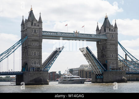 Londra, Regno Unito. Il 30 giugno, 2019. Una nave sotto il Tower Bridge di Londra, UK, 30 giugno 2019. Londra iconici di Tower Bridge celebra il suo 125° anniversario di domenica con mostre e offerte speciali. Aperto ufficialmente il 30 giugno 1894, il ponte è diventato la definizione di un punto di riferimento della capitale britannica. Esso ha accolto favorevolmente un record di 864,652 visitatori nel 2018. Credito: Ray codolo/Xinhua/Alamy Live News Foto Stock