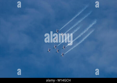 Kunstflugvorführung der "Patrouille de France": 8 Alpha-Jets Formationsflug im mit kurzen Kondensstreifen Foto Stock