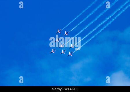 Kunstflugvorführung der "Patrouille de France": 8 Alpha-Jets Formationsflug im Foto Stock