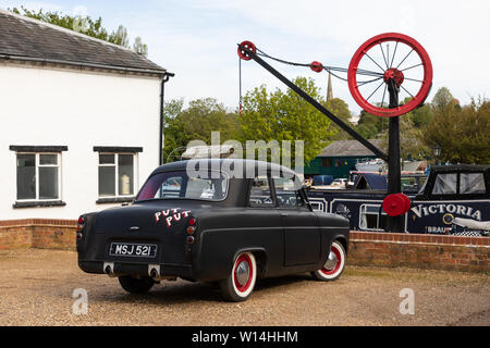 Braunston, Northamptonshire, Regno Unito: Vista posteriore di tre quarti di una Ford nera 100e auto d'epoca parcheggiata a Braunston Marina. Foto Stock