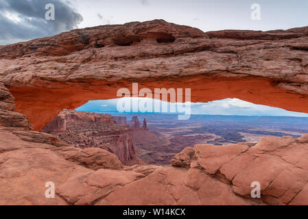 Mesa Arch all'alba, e il Parco Nazionale di Canyonlands, Utah, Stati Uniti d'America Foto Stock