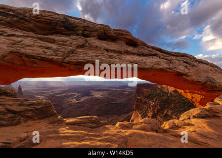 Mesa Arch all'alba, e il Parco Nazionale di Canyonlands, Utah, Stati Uniti d'America Foto Stock