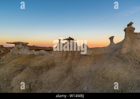 Le ali rock formazione presso sunrise, Bisti/De-Na-Zin Wilderness Area, Nuovo Messico, STATI UNITI D'AMERICA Foto Stock