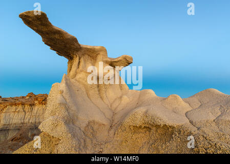 Le ali rock formazione al blue ora, Bisti/De-Na-Zin Wilderness Area, Nuovo Messico, STATI UNITI D'AMERICA Foto Stock