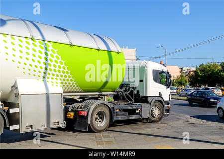 Varna, Bulgaria, 23 giugno 2019. Carrello bianco con un serbatoio per il propano o altri mezzi di trasporto del carburante si accende la strada principale della città in una giornata di sole. Foto Stock