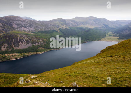 Guardando verso il basso sulla Ennerdale acqua nel distretto del lago dalla rupe cadde, Foto Stock