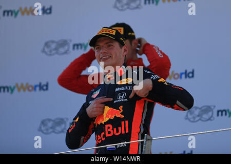 Red Bull Ring, Spielberg, Austria. Il 30 giugno, 2019. FIA Formula 1 Grand Prix, il giorno della gara; Aston Martin Red Bull Racing, Max Verstappen prende la vittoria in Austria e celebra sul podio e punti per la Honda logo Credito: Azione Sport Plus/Alamy Live News Foto Stock