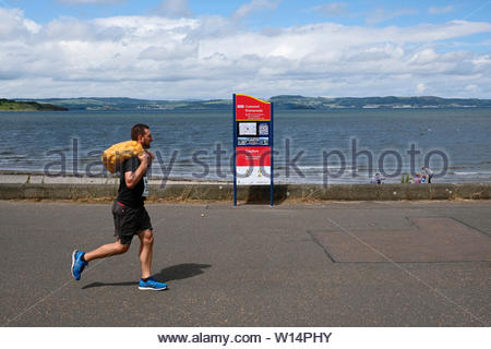 Edimburgo, Scozia, Regno Unito. Il 30 giugno 2019. Il grande scozzese Tattie correre a Silverknowes Promenade, organizzata da grandi eventi scozzese, un evento di beneficenza organizzatore Gruppo. La gara è per un miglio con un sacco di patate 20 chilo per uomini,10 chilo per le donne. Tutti i partecipanti ricevono per mantenere la loro borsa di tatties. Credit:Craig Brown Foto Stock