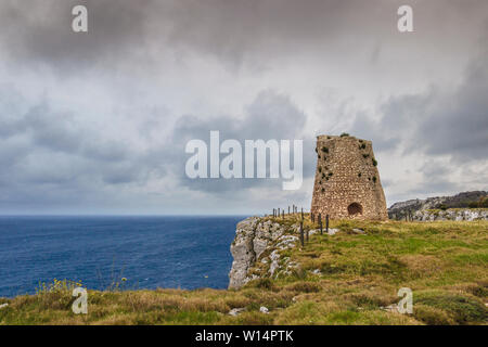 Costa del Salento: Torre di avvistamento di Minervino. Si trova nella Costa di Otranto Santa Maria di Leuca e nel Parco Naturale Regionale dei boschi di Tricase. Italia, Puglia. Foto Stock