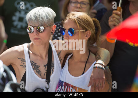 Maribor, Slovenia. Il 29 giugno, 2019. Due donne sono visti trattenere ciascun altro durante il Pride Parade.Circa 800 persone che è venuto fuori al primo Pride Parade tenutasi a Maribor sabato. Maribor è la seconda città più grande della Slovenia. Credito: Milos Vujinovic SOPA/images/ZUMA filo/Alamy Live News Foto Stock