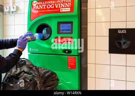 Riciclaggio di bottiglie di plastica e lattine di lattina in Norvegia per denaro. Foto Stock