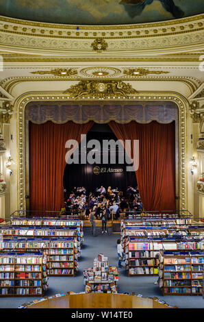 BUENOS AIRES, Argentina - circa agosto 2017: interni di El Ateneo Grand Splendid Bookstore. La libreria è considerato uno dei più belli boo Foto Stock