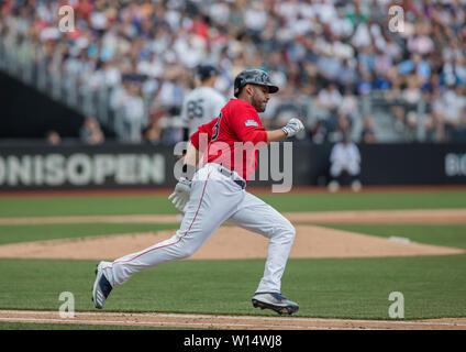 Lo stadio di Londra, Londra, Regno Unito. Il 30 giugno, 2019. Mitel &AMP; MLB presente Londra baseball di serie, Boston Red Sox contro New York Yankees; JD Martinez fuori campo lato destro del lettore del campo di Boston Sox rosso acceso per primo la base nel fondo del terzo inning Credito: Azione Sport Plus/Alamy Live News Foto Stock