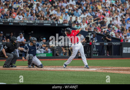 Lo stadio di Londra, Londra, Regno Unito. Il 30 giugno, 2019. Mitel &AMP; MLB presente Londra baseball di serie, Boston Red Sox contro New York Yankees; JD Martinez fuori campo lato destro del lettore sul campo dei Boston Red Sox colpisce la palla nel fondo del terzo inning Credito: Azione Sport Plus/Alamy Live News Foto Stock