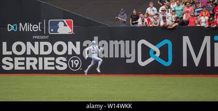 Lo stadio di Londra, Londra, Regno Unito. Il 30 giugno, 2019. Mitel &AMP; MLB presente Londra baseball di serie, Boston Red Sox contro New York Yankees; Mr Freeze che corre lungo il confine durante la pausa nel terzo inning Credito: Azione Sport Plus/Alamy Live News Foto Stock