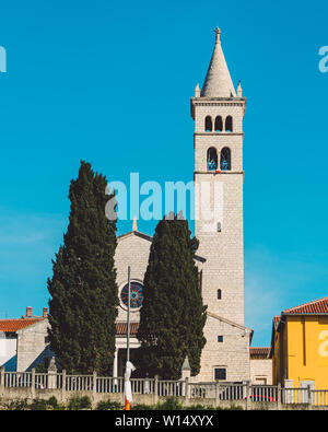 Vecchia chiesa nella città di Pula in Croazia estate. concetto di viaggio Foto Stock