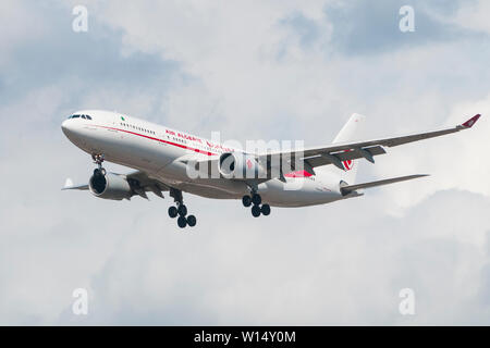 Heathrow, Inghilterra - Giugno 29, 2019 - Air Algerie Airbus A330-200 approccio per atterrare all'aeroporto di Heathrow di Londra Foto Stock