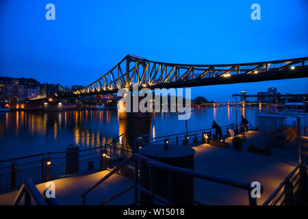 Ponti illuminati sul fiume meno a Francoforte sul meno, Germania Foto Stock