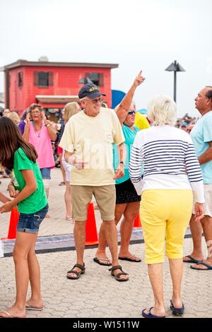 Una coppia di anziani ballano durante un concerto di band sulla spiaggia a Pensacola Beach, Florida Foto Stock