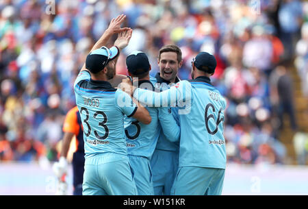 L'Inghilterra del Chris Woakes (centro) celebra tenendo il paletto indiana di Rohit Sharma con compagni di squadra durante la ICC Cricket World Cup group stage corrispondono a Edgbaston, Birmingham. Foto Stock