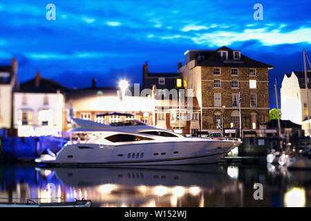 A luxury motor yacht ormeggiati a fianco di Custom House Quay a Weymouth Dorset e fotografati utilizzando una lente lensbaby Foto Stock