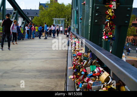 Love si blocca su un ponte a Francoforte sul meno, Germania Foto Stock