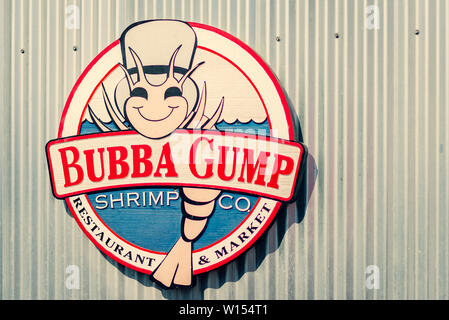 LA, Stati Uniti d'America - 30 Ottobre 2018: Il Bubba Gump Shrimp Co segno sul molo di Santa Monica, LA Foto Stock